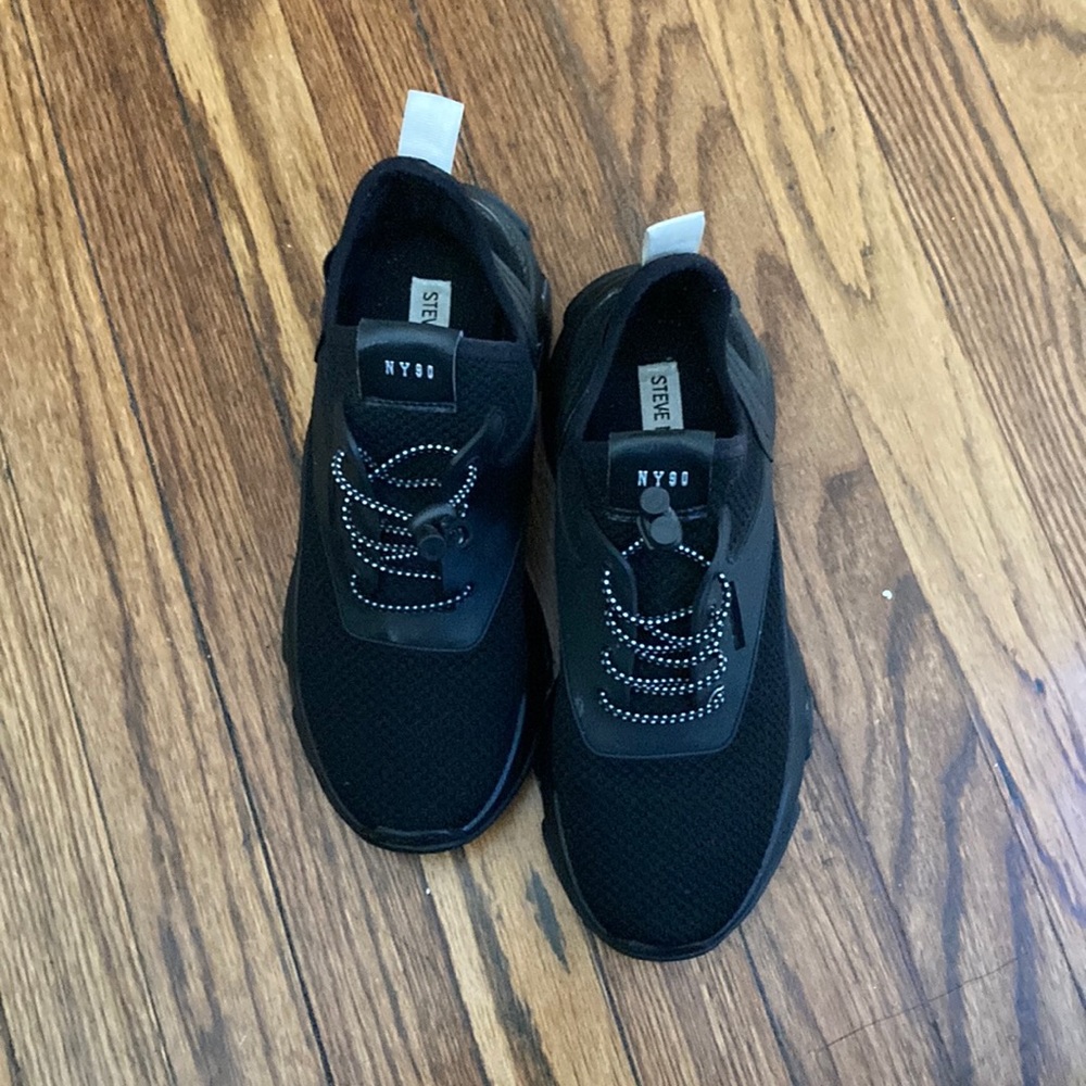 Steve Madden all black non tie up sneaker
